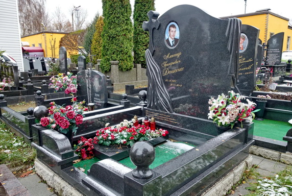 Высокое гранитное надгробье во всю ширину участка
